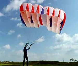 Ancienne voile de parapente des années 80 avec de nombreuses suspentes