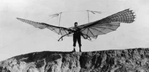 Otto Lilienthal lors d'un vol plané sur son planeur en osier