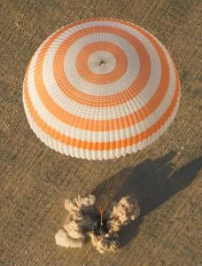 Capsule spatiale freinée par des parachutes lors de son retour sur Terre