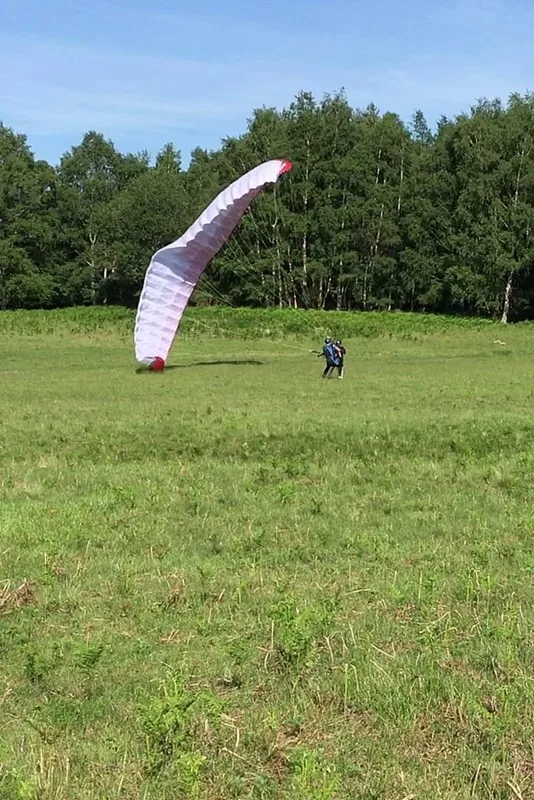 Fin du vol en parapente et moment de partage après l'atterrissage
