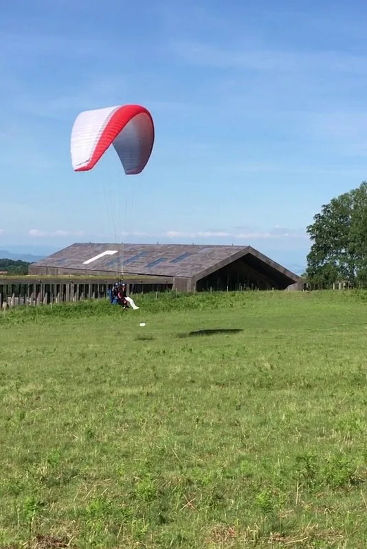 Atterrissage en douceur et premier contact avec le sol lors d'un baptême en parapente