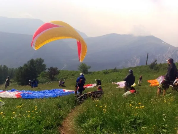 Parapente proche du sol au sommet du Puy-de-Dôme