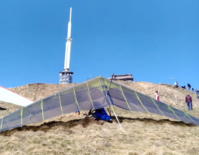 Préparation et montage d'un deltaplane au sommet du Puy-de-Dôme