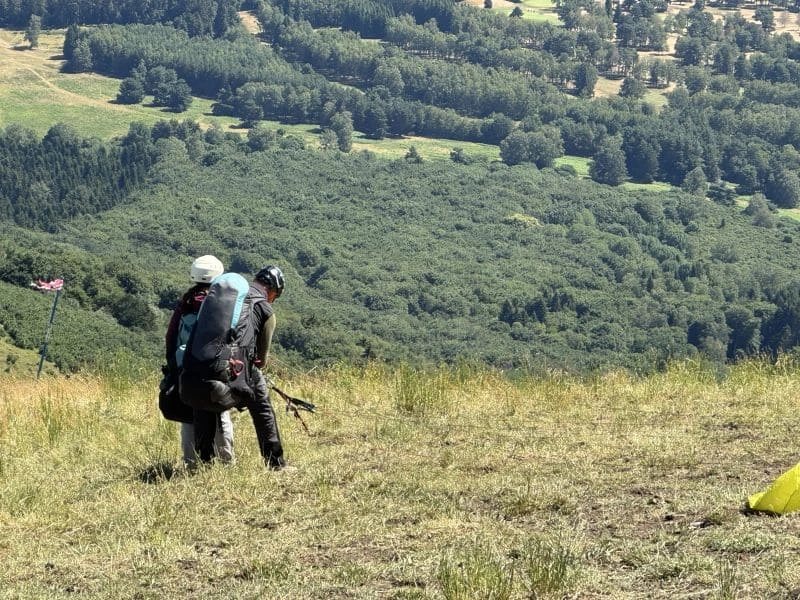 Moniteur et passager attachés et prêts au départ sur le site de décollage