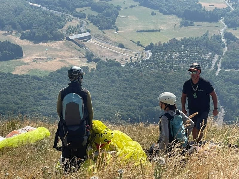 Marche vers la zone de décollage pour un baptême de parapente