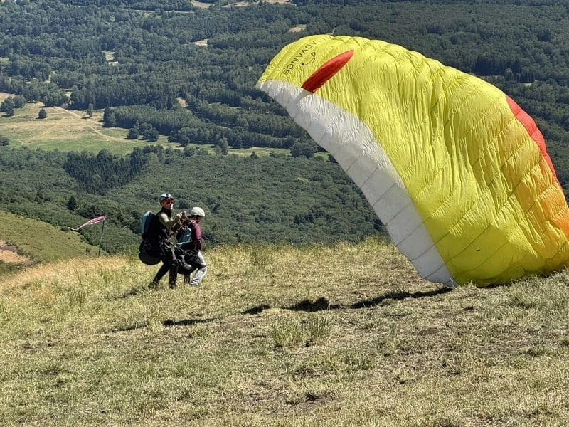 Montée de la voile de parapente au-dessus de la tête (écopeage) avant le départ