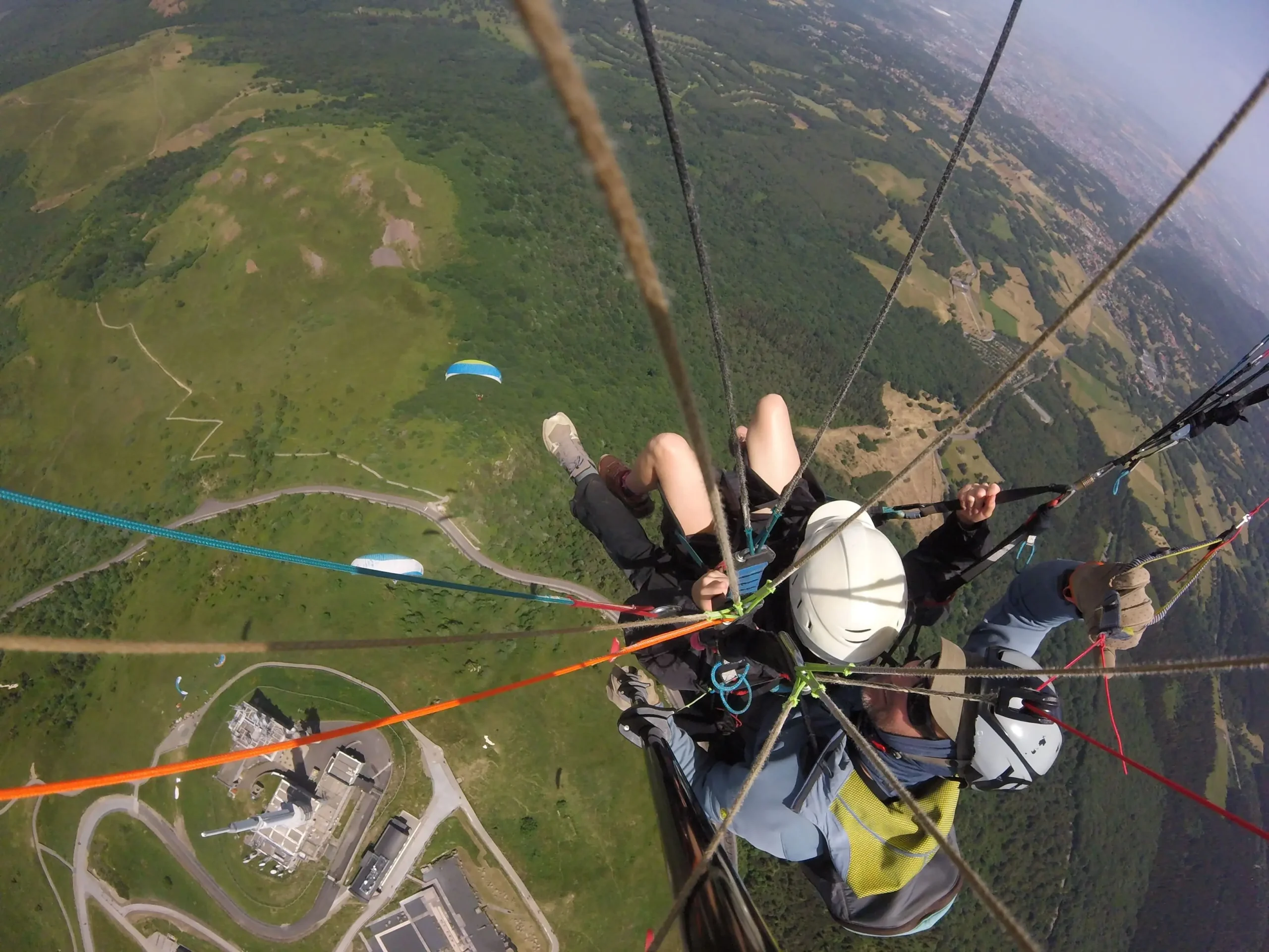 Parapente exploitant une ascendance thermique au-dessus du Puy-de-Dôme