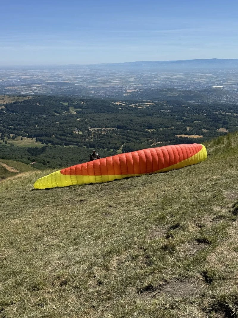Mise en place et préparation de la voile de parapente au sol avant le vol